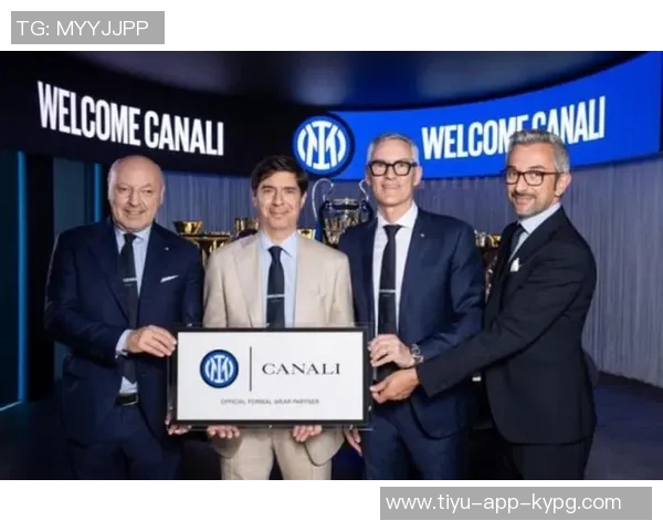 米兰老板卡迪纳莱亲临球队探访与球员阿莱格里亲切互动